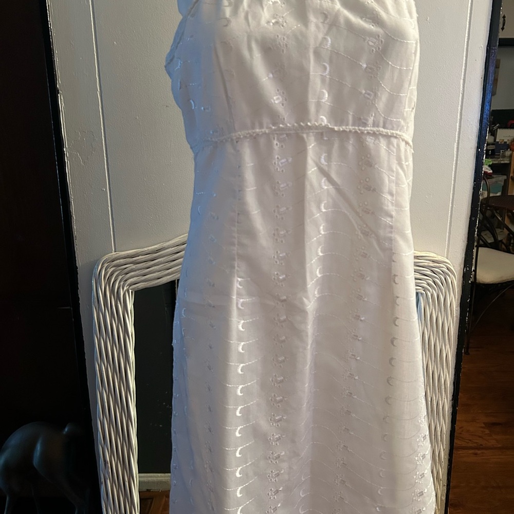 Elegant White Sleeveless Dress